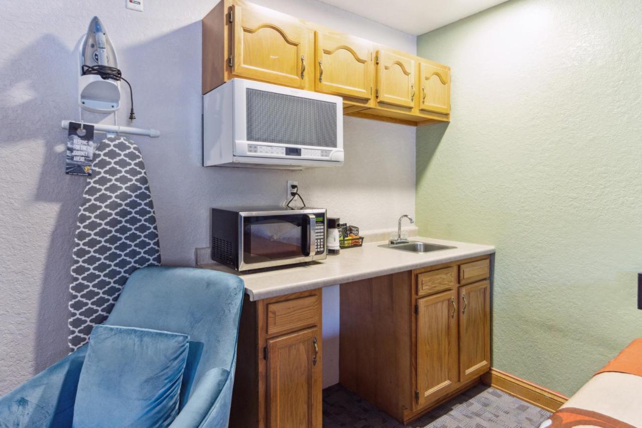 Hotel Super 8 By Wyndham Uniontown Pa Esterno foto