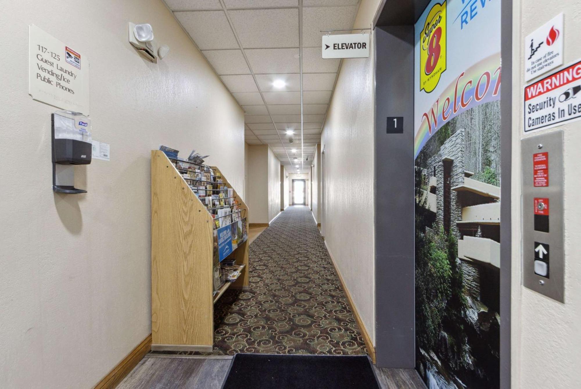 Hotel Super 8 By Wyndham Uniontown Pa Esterno foto
